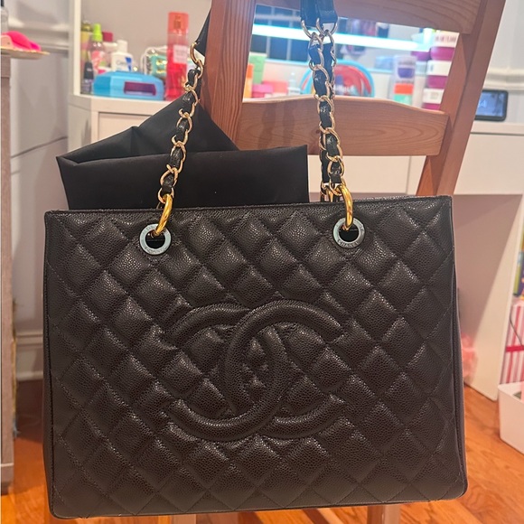 ✨NWT CHANEL caviar black w gold hard, authenticity card/dust bag yes (13X10) - Picture 14 of 16